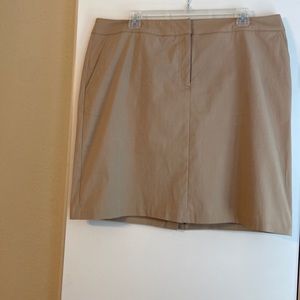 New York & Co khaki skirt. Front zip with 2 pockets. Size 16